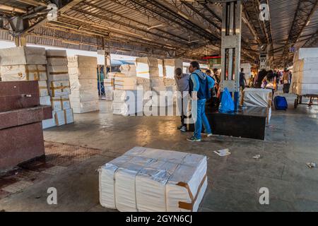 AGRA, INDIEN - 20. FEBRUAR 2017: Bahnsteig des Bahnhofs Agra Cantt, Bundesstaat Uttar Pradesh, Indien Stockfoto