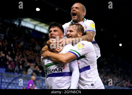 Josh Hawkes von Tranmere Rovers (links) feiert mit seinen Teamkollegen, nachdem sie im zweiten Spiel der Sky Bet League im Prenton Park, Tranmere, das erste Tor ihrer Mannschaft erzielt hatten. Bilddatum: Freitag, 8. Oktober 2021. Stockfoto