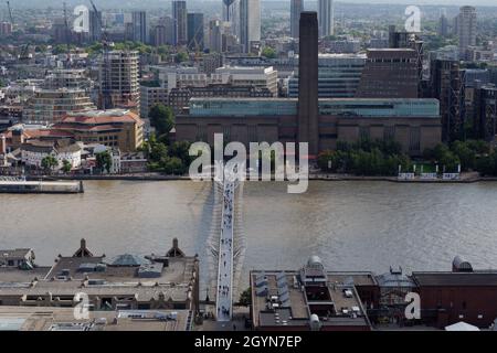 Luftaufnahme zur Millennium Bridge über der Themse mit dem Tate Modern Museum und Shakespeares Globe Theatre. Stockfoto