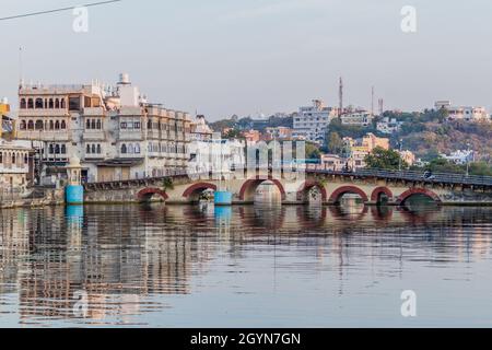Chandpole Brücke über den Pichola See in Udaipur, Rajasthan Staat, Indien Stockfoto