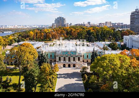 Kiew, Ukraine - 6. Oktober 2021: Mariinskyi-Palast - die offizielle feierliche Residenz des Präsidenten der Ukraine in Kiew. Blick von der Drohne Stockfoto