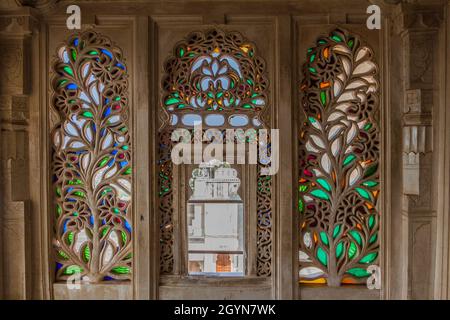 Dekorierte Fenster des Stadtpalastes in Udaipur, Rajasthan Staat, Indien Stockfoto