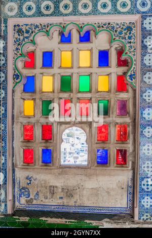 UDAIPUR, INDIEN - 12. FEBRUAR 2017: Buntes Fenster im Stadtpalast in Udaipur, Rajasthan, Indien Stockfoto