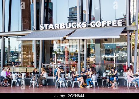 Sydney Australia, Darling Harbour Harbour, Cockle Bay Promenade, Starbucks Coffee Barista unter freiem Himmel an Außentischen Stockfoto