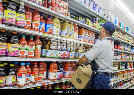 Miami Beach, Florida, Publix Supermarkt, Mann, Angestellter, der mit einem Stockarbeiter arbeitet, Regale mit Fruchtsäften im Inneren Stockfoto