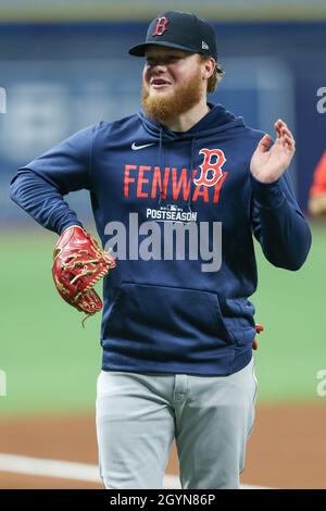 St. Petersburg, Florida. USA; Alex Verdugo (99), Left Fielder der Boston Red Sox, war vor der American League Divisio spielerisch und entspannt im Vorspiel Stockfoto