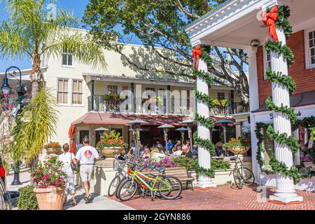 Naples Florida, Old Naples, Third Street South Historic District Geschäfte, Restaurant im Freien Fahrräder Weihnachtsdekoration Mann Frau Paar Stockfoto