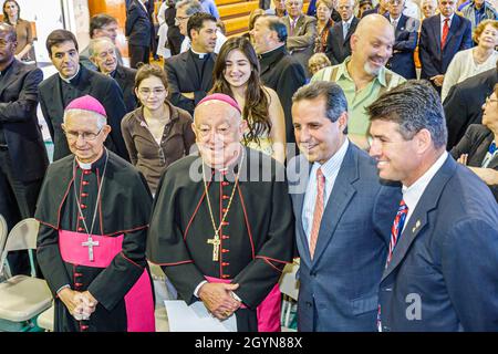 Miami Florida, Coconut Grove, LaSalle Catholic High School, Straßenbenennungszeremonie, die meisten Reverend Augustin Roman Way, katholische Priester Studenten Hispanic Männer Stockfoto