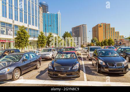 Atlanta Georgia, Buckhead, Peachtree Street, Ampelkreuzung, Verkehrswagen Gebäude Skyline der Stadt Stockfoto