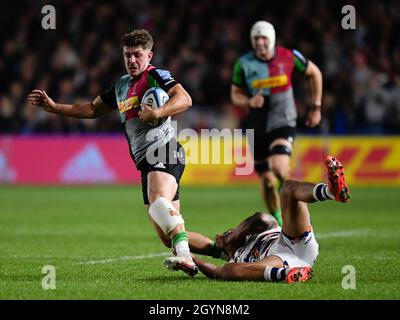 Twickenham Stoop Stadium, UK, UK. Oktober 2021. Luke Northmore von Harlequins entgeht dem Angriff von Charles Piutau von Bristol Bears während des englischen Premiership-Spiels von Gallagher zwischen Harlequins und Bristol Bears: Credit: Ashley Western/Alamy Live News Stockfoto