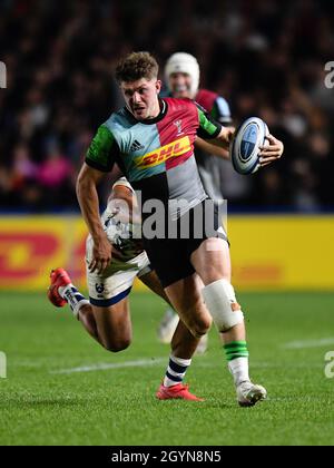 Twickenham Stoop Stadium, UK, UK. Oktober 2021. Luke Northmore von Harlequins entgeht dem Angriff von Charles Piutau von Bristol Bears während des englischen Premiership-Spiels von Gallagher zwischen Harlequins und Bristol Bears: Credit: Ashley Western/Alamy Live News Stockfoto