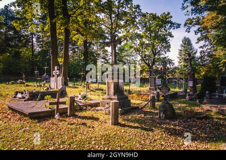 Alter katholischer Friedhof, in Polen gelegen. Stockfoto