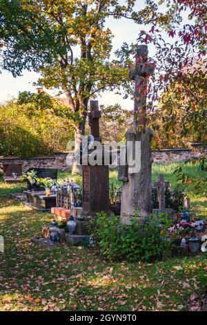 Alter katholischer Friedhof, in Polen gelegen. Stockfoto