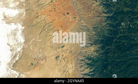 Luftaufnahme von Alamogordo, New Mexico mit dem White Sands National Monument auf der linken Seite. Stockfoto