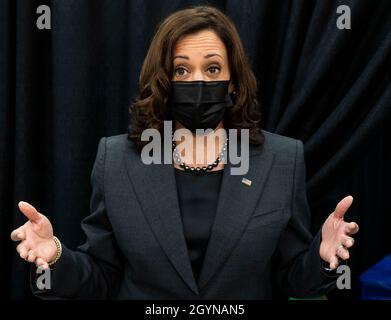 New Jersey, USA. Okt. 2021. US-Vizepräsidentin Kamala Harris spricht mit Reportern, während sie eine COVID-19-Impfstelle am Essex County Community College in Newark, New Jersey, USA, besuchte, 08. Oktober 2021. Quelle: Abaca Press/Alamy Live News Stockfoto