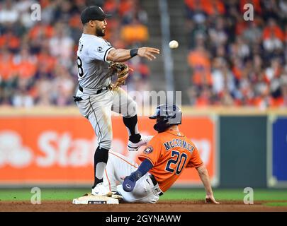 Houston, USA. Okt. 2021. Chicago White Sox zweiter Baseman Leury Garcia markiert Houston Astros Right Fielder Chas McCormick und wirft zum Doppelspiel im sechsten Inning von Spiel zwei des MLB ALDS im Minute Maid Park in Houston, Texas am Freitag, 8. Oktober 2021, auf den ersten Platz. Foto von Maria Lysaker/UPI Kredit: UPI/Alamy Live News Stockfoto