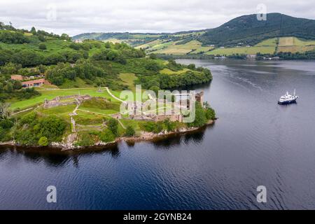 Luftaufnahme Urquhart Castle, eine Ruine, liegt neben Loch Ness in den Highlands von Schottland. Stockfoto