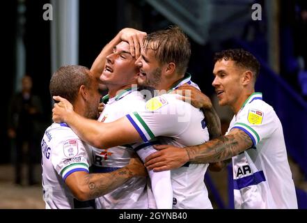 Josh Hawkes von Tranmere Rovers (zweiter links) feiert mit seinen Teamkollegen, nachdem sie im zweiten Spiel der Sky Bet League im Prenton Park, Tranmere, das erste Tor ihrer Mannschaft erzielt hatten. Bilddatum: Freitag, 8. Oktober 2021. Stockfoto