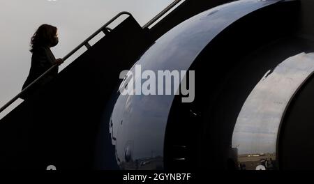 Newark, USA. Okt. 2021. Vizepräsidentin Kamala Harris geht die Treppe zur Air Force 2 hoch, als sie am Freitag, dem 8. Oktober 2021, den Newark Liberty International Airport verlässt. Poolfoto von Justin Lane/UPI Credit: UPI/Alamy Live News Stockfoto