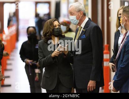 Newark, USA. Okt. 2021. Vizepräsident Kamala Harris (L) spricht mit dem Gouverneur von New Jersey, Phil Murphy (R), während er am Freitag, den 8. Oktober 2021, eine COVID-19-Impfstelle am Essex County Community College in Newark besuchte. Poolfoto von Justin Lane/UPI Credit: UPI/Alamy Live News Stockfoto