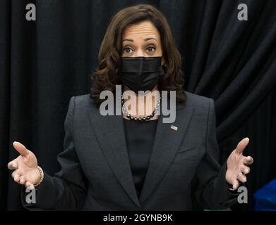 Newark, USA. Okt. 2021. Vizepräsidentin Kamala Harris spricht mit Reportern, während sie am Freitag, den 8. Oktober 2021, eine COVID-19-Impfstelle am Essex County Community College in Newark, New Jersey, besuchte. Poolfoto von Justin Lane/UPI Credit: UPI/Alamy Live News Stockfoto