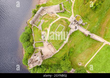 Luftaufnahme Urquhart Castle, eine Ruine, liegt neben Loch Ness in den Highlands von Schottland. Stockfoto