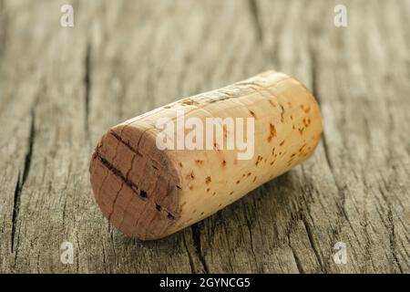 Nahaufnahme eines Weinkorkens auf rustikalem Holzbrett Stockfoto