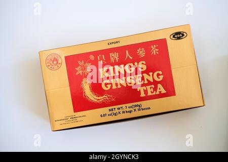 King's Ginseng Teebox; Panax Ginseng Instant-Tee, der traditionell in der chinesischen Medizin verwendet wird, um Vitalität, körperliche Ausdauer und Wohlbefinden zu unterstützen. Stockfoto