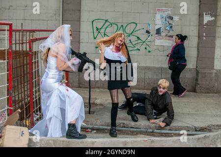 BUENOS AIRES, ARGENTINIEN - 14. Oktober 2013: Die jungen Cosplayer beim Zombie marschieren durch die Straßen der Innenstadt von Buenos Aires, Argentinien Stockfoto