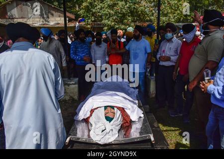 Kaschmir, Indien. Okt. 2021. (ANMERKUNG DER REDAKTION: Das Bild zeigt den Tod)Sikh-Trauernde versammeln sich um die Leiche des getöteten Supinder Kour, eines Schulleitern, der während der Trauerprozession in Srinagar von unbekannten Schützen getötet wurde. Der Direktor und ein Lehrer einer Regierungsschule wurden von unbekannten Schützen getötet, die in Srinagar als militante Kämpfer verdächtigt wurden, das jüngste in einer Serie von gezielten Tötungen im Kaschmir-Tal. Der Angriff erfolgt weniger als 48 Stunden, nachdem am Dienstag drei Personen bei Streiks getötet wurden. Die Opfer stammten aus Sikh und Hindu-Gemeinden. Der Lehrer, Deepak Chand, war ein Hindu aus Jammu Stockfoto