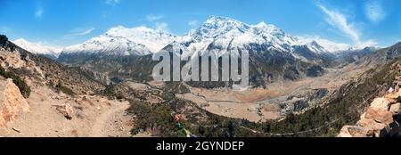 Panoramablick auf Manang Tal, Bhraka Dorf, Annapurna 2 II, Annapurna 3 III, Ganggapurna und Khangsar Kang, Annapurna Bereich von Ice Lake, Weg zu Stockfoto