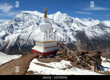 Panoramablick auf Annapurna 2 II, 3 III, 4 IV, Ganggapurna und Khangsar Kang, Annapurna-Bereich mit Stupa, Weg zum Thorung La Pass, rund Annapurna circ Stockfoto