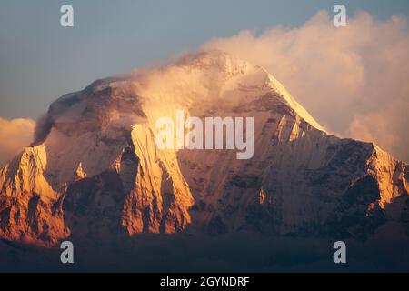 Am Morgen Panoramablick auf den Mount Dhaulagiri vom Aussichtspunkt Poon Hill, Nepal Stockfoto