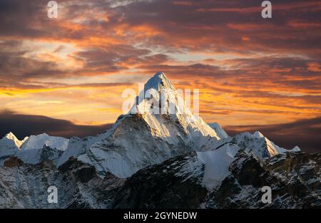 Abends Panoramablick auf den Ama Dablam mit schönem Himmel auf dem Weg zum Everest-Basislager, Khumbu-Tal, Sagarmatha-Nationalpark, Everest-Gebiet, Stockfoto