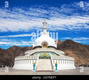 Blick auf die Hohen Shanti Stupa mit schönen Himmel, der große Stupa in Leh und eine aus den besten buddhistischen Stupas - Jammu und Kaschmir - Ladakh - Indien Stockfoto