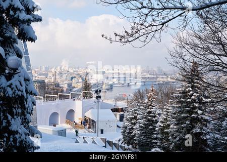 Winterlandschaft. Der Völkerfreundschaftsbogen in Kiew, Ukraine. Stockfoto