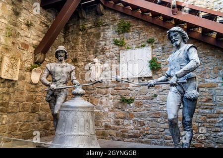 Statue von Michez und Jachez (Michael und James), zwei Zinkautomatenfiguren im Innenhof des Schlosses von Triest, Triest, Italien Stockfoto