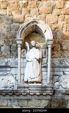 Statue des Heiligen Justus an der Außenwand des Glockenturms der Kathedrale von Triest, Triest, Region Friaul Julisch Venetien, Italien Stockfoto