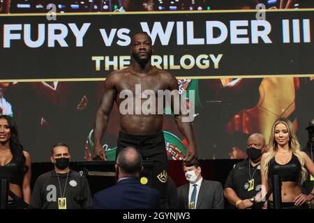 Las Vegas, USA. Okt. 2021. Deontay Wilder auf der Bühne für das Einwiegen des Tyson Fury gegen Deontay Wilder III 12-Runden-Schwergewicht-Boxkampfes, am Freitag, den 8. Oktober 2021, in der MGM Grand Garden Arena in Las Vegas, Nevada. Foto von James Atoa/UPI Credit: UPI/Alamy Live News Stockfoto