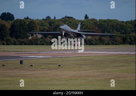 Ein B-1B Lancer, der der 9. Expeditionary Bomb Squadron zugewiesen wurde, landet am 6. Oktober 2021 in RAF Fairford, Großbritannien. Die B-1 ist ein strategischer Bomber mit mehreren Rollen und trägt die größte Nutzlast sowohl von geführten als auch von ungeführten konventionellen Waffen im Inventar der US-Luftwaffe. (USA Luftwaffe Foto von Senior Airman Colin Hollowell) Stockfoto