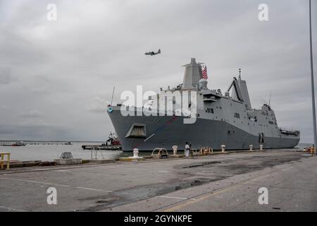 NORFOLK, VA. – das Amphibientransportschiff USS San Antonio (LPD 17), Teil der USS Iwo Jima Amphibious Ready Group (IWOARG), kehrt am 8. Oktober nach einem sechsmonatigen Einsatz in den Einsatzgebieten der 5. Und 6. US-Flotte in seinen Heimathafen am Marinestützpunkt Norfolk zurück. (US Navy Photo von Mass Communication Specialist 2nd Class Joshua M. Tolbert) Stockfoto