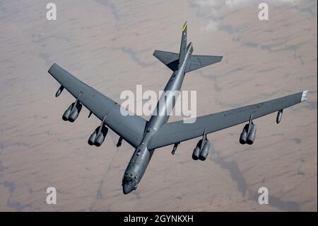 Ein Stratofortress-Flugzeug der US-Luftwaffe B-52H, das dem 23. Expeditionary Bomb Squadron zugewiesen wurde, fliegt eine Mission zur Unterstützung der Resolute Support Mission in Afghanistan, 30. April 2021. Das US-Zentralkommando hat kürzlich B-52-Bomberflugzeuge auf der Luftwaffenbasis AI Udeid in Katar eingesetzt, um die US- und Koalitionstruppen bei den Abziehoperationen in Afghanistan zu schützen. (USA Luftwaffe Foto von Senior Airman Taylor Coll) Stockfoto