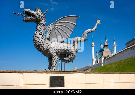 Kasan, Russland - 16. Juni 2021: Drachenstatue Zilant, Symbol der Stadt Kasan an den Kremlmauern, Tatarstan, Russland. Der Kreml ist die wichtigste Touristenattraktion von Ka Stockfoto