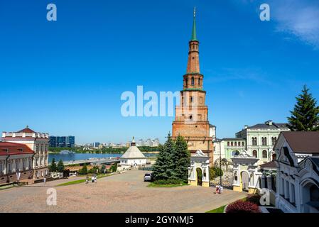 Kasan Kreml im Sommer, Tatarstan, Russland. Dieser Ort ist Touristenattraktion von Kazan. Blick auf den schiefen Suyumbike Tower und den Eingang zum President Resid Stockfoto