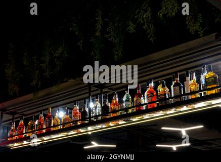Moskau – 24. Juni 2021: Alkoholflaschen im Regal in der Bar, Spirituosengetränk in pab. Blick auf Whiskey, Spirituosen und Wein im Nachtclub-Interieur Stockfoto