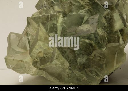 Makrostein Mineralprobe Fluorit auf weißem Hintergrund Stockfoto