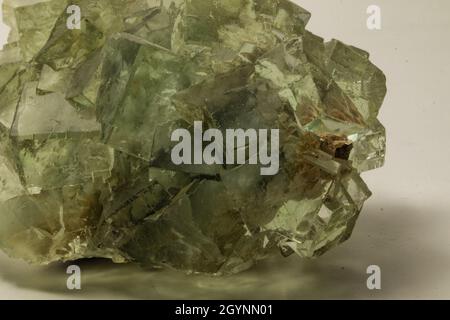 Makrostein Mineralprobe Fluorit auf weißem Hintergrund Stockfoto
