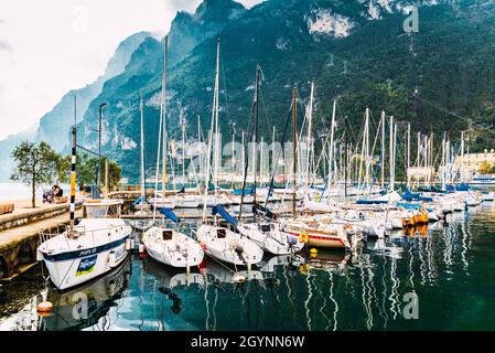 Riva del Garda, Italien - 2. Oktober 2021: Boote und Yachten liegen im Hafen von Riva am italienischen See. Stockfoto