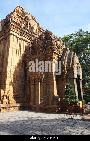 Blick auf den restaurierten Tempel mit kunstvollen Steinarbeiten an den Po Nagar Cham Towers in Nha Trang, Vietnam. In der Nähe befinden sich weitere Ruinen auf dem Berg Cù Lao. Stockfoto