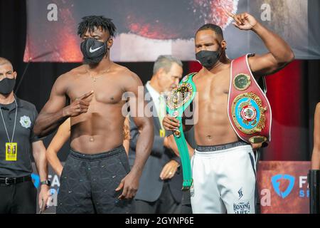 Las Vegas, USA. Okt. 2021. LAS VEGAS, NV - 8. OKTOBER: EFE Ajagba (links) und Frank Sanchez (rechts) treten morgen für ihr schwergewichtiges Co-Main-Event in der MGM Grand Garden Arena für Tyson Fury vs Deontay Wilder III - Wägen-ins am 8. Oktober 2021 in Las Vegas, NV, USA, auf. (Foto von Louis Grasse/PxImages) Credit: Px Images/Alamy Live News Stockfoto